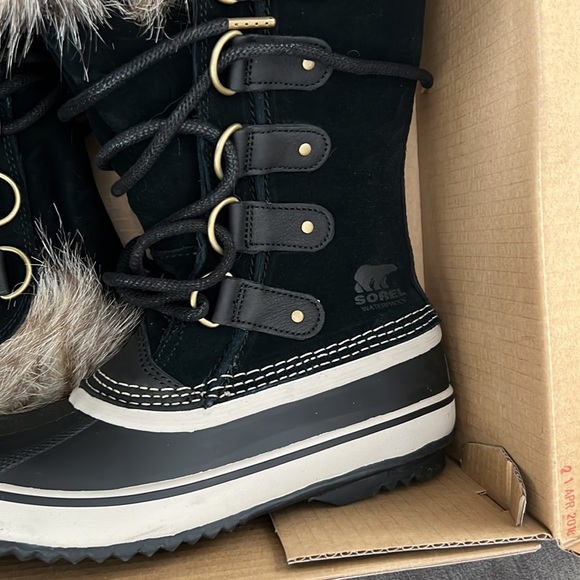 NWT sorel boots - Picture 2 of 3